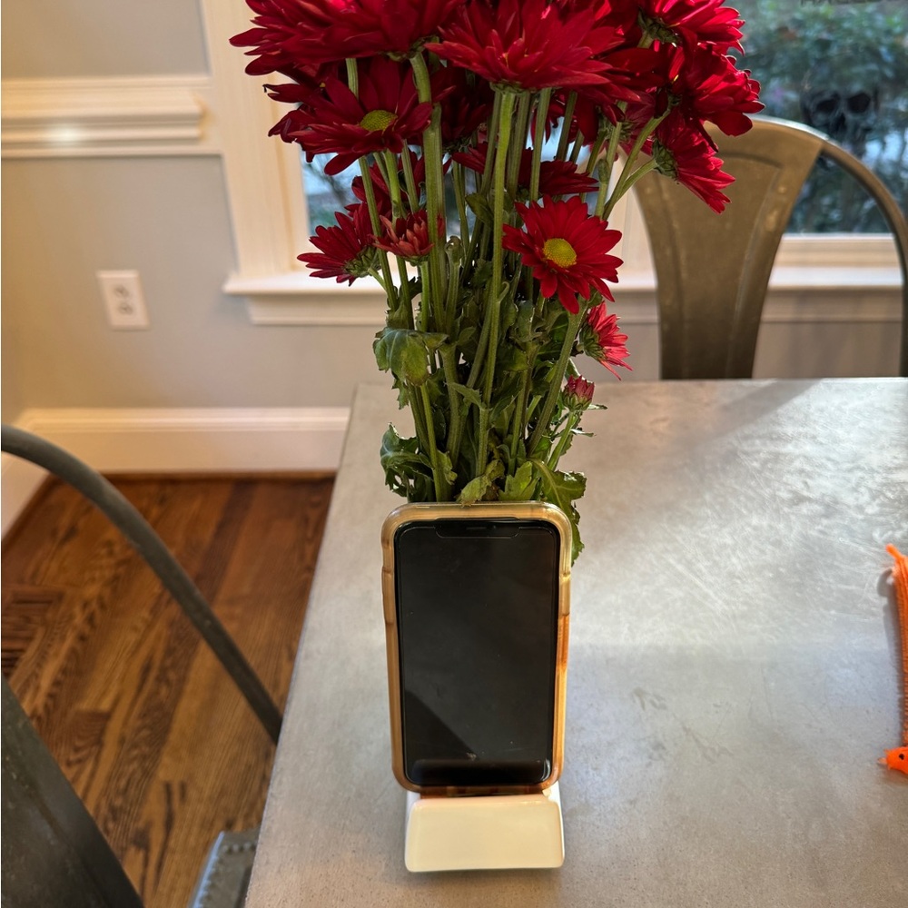 Bedside smartphone vase